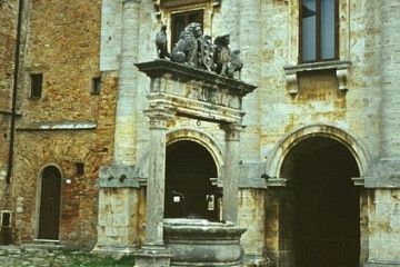 30 Montepulciano_Brunnen der Greifvoegel und Loewen